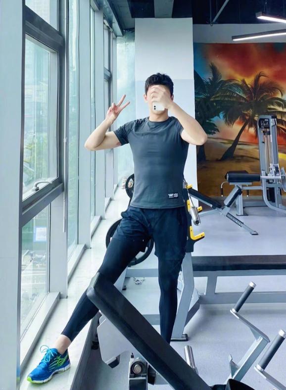 孙杨|孙杨回应不训练传闻，展示傲人麒麟臂，网友：直播带货的噱头