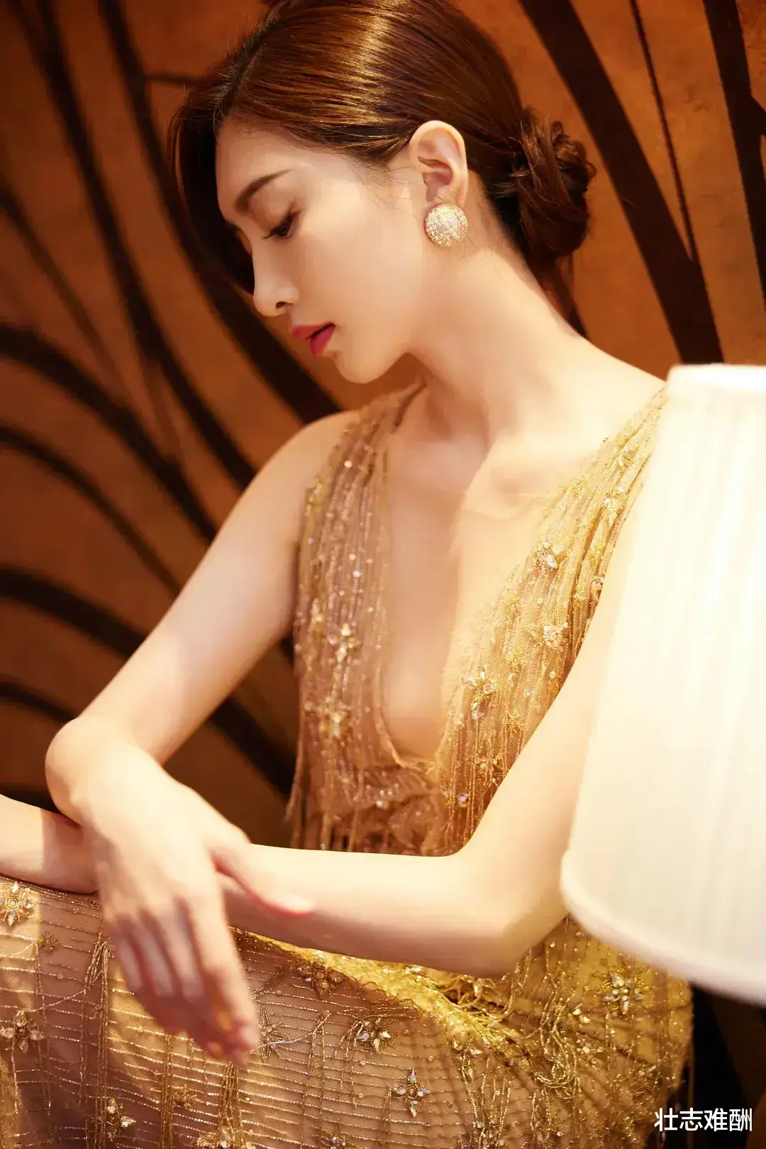 江疏影|一双长腿闯天下,腿比人更著名的女星江疏影