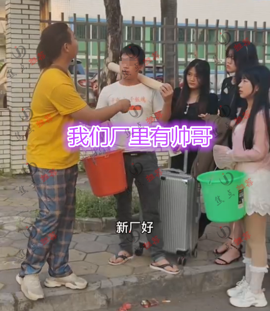 养生|男中介带3名厂花找工作，要求包吃包住月薪1万，厂长：高攀不起