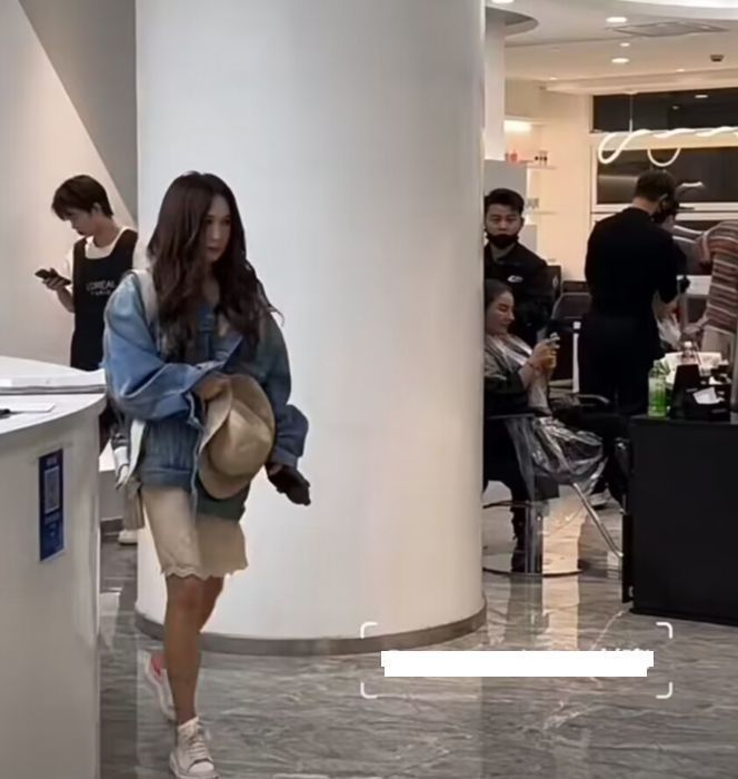 运动 56岁温碧霞现身美发店,穿牛仔外套露香肩,造型万年不变遭吐槽