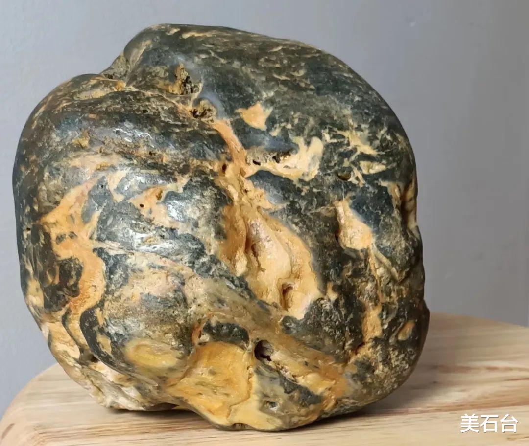 一石七个字,一字就一个亿,这块石头绝了