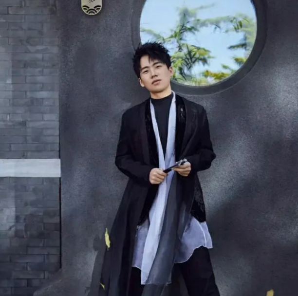 郭麒麟|有网友发帖吐槽: 综艺里的郭麒麟是最不真实的。真正想跟他走近,非常非常不容易