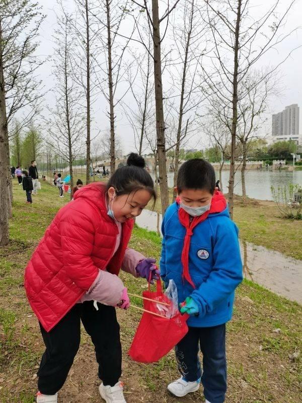 环保|和小伙伴一起巡河，这群小学生争当爱湖护湖小卫士