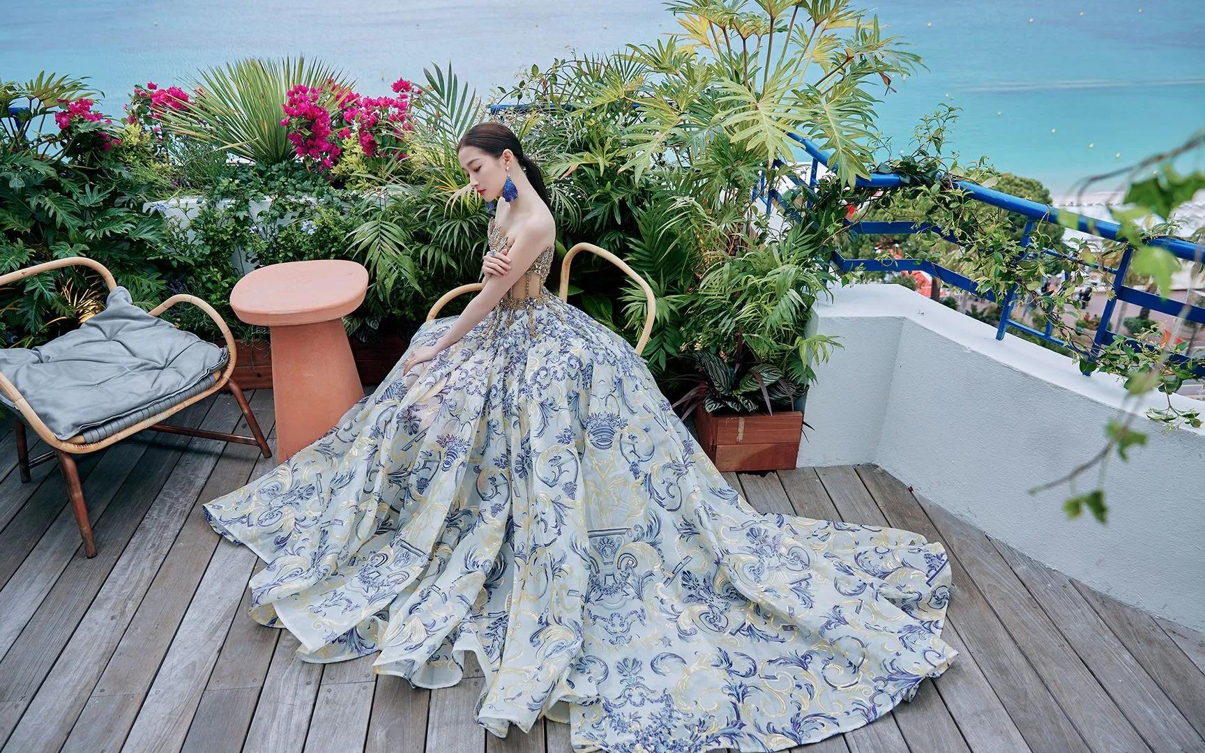 关晓彤|关晓彤好冷抹胸露背复古写真,你没见过这么美的关晓彤