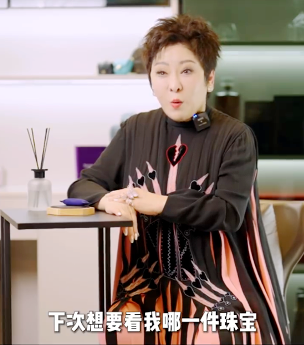 向太|向太首次分享蝴蝶珠宝戒指,主石是8点22克拉,还能拆成三部分来戴