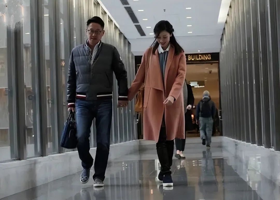 唐嫣|李嘉欣一家逛街,她打扮潮流嫩似小姑娘,难怪老公一直紧握她不放