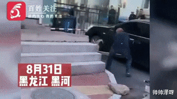 两个男子持棍殴打一只流浪狗，把狗打得头破血流，一女子大哭着制止了他们