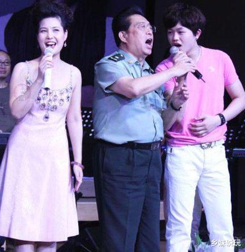 李双江|“逆子”入狱2576天,81岁李双江四处商演赚钱,可怜天下父母心