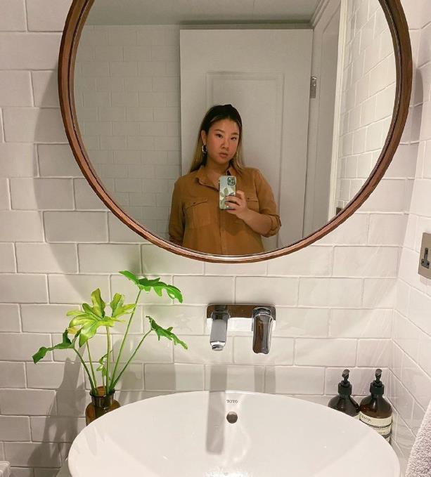 郑欣宜住着母亲留下的豪宅,但生活拮据,家里装修也只是刷白漆