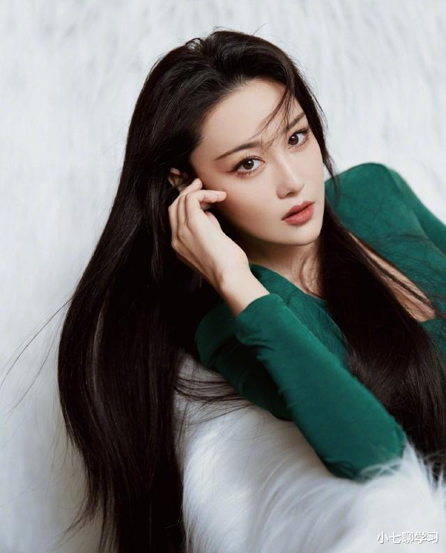 肖战|张馨予穿V领长裙显傲人上围，腰细胯宽身材太惊艳