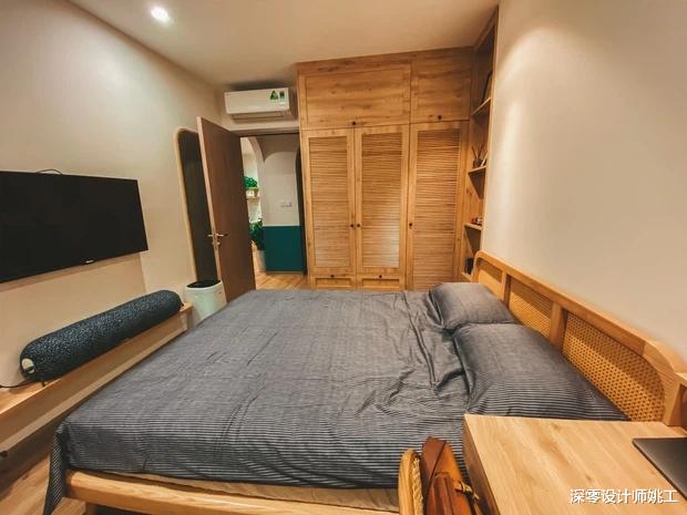 62㎡在装修上力求简洁，以奶油色打底搭配藤编，温馨舒适又简洁