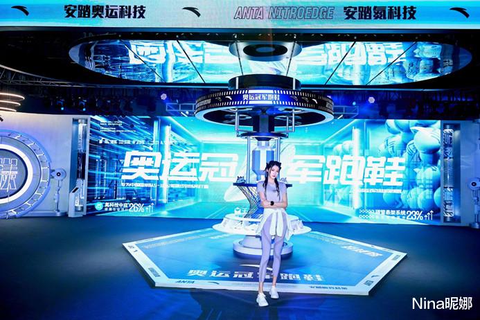 关晓彤|关晓彤太会博好感了,线下站台穿国货秀身材,同框奥运冠军站C位不自信