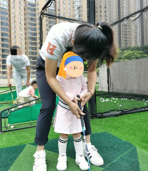 景甜|张馨月带女儿做核酸,称赞2岁女儿像童模!衣服价格被扒太接地气