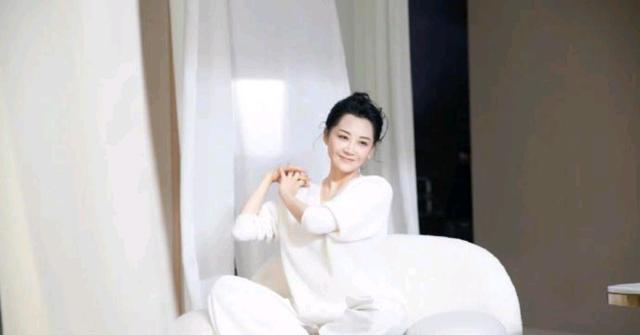 许晴|许晴身穿白色简约针织衫,治愈笑容极富感染力,尽显女人高贵气质