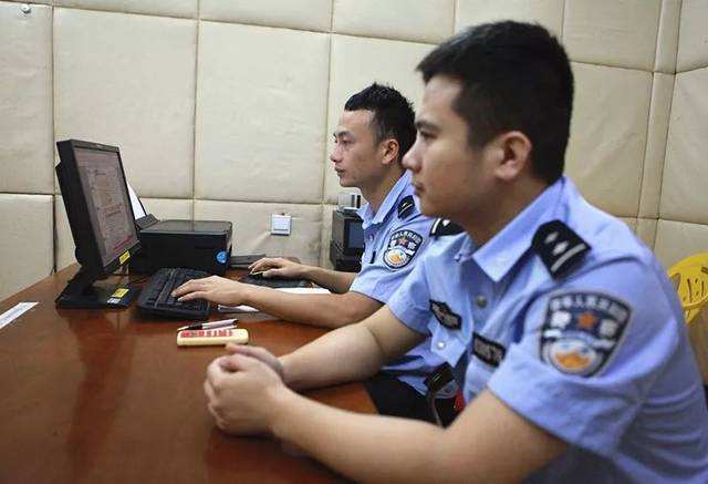 当街杀害女友,男子伪装多年终暴露,警方:指纹是破案线索