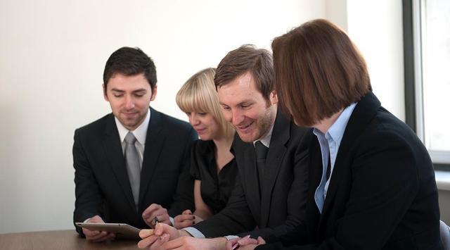 |年轻人在办公室，过着朝九晚六的生活，拿着4000块的工资值得吗？