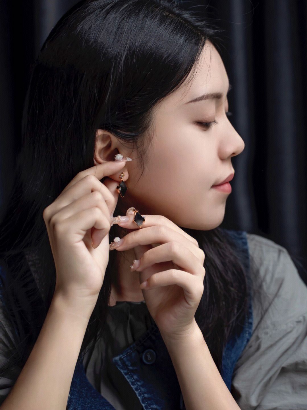 翡翠|别致风格的冰乌鸡翡翠风耳饰