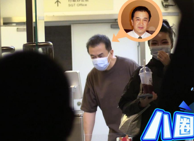 张扬|62岁“小品王”黄宏下班遭围观！被粉丝堵门口后，耐心签名没架子