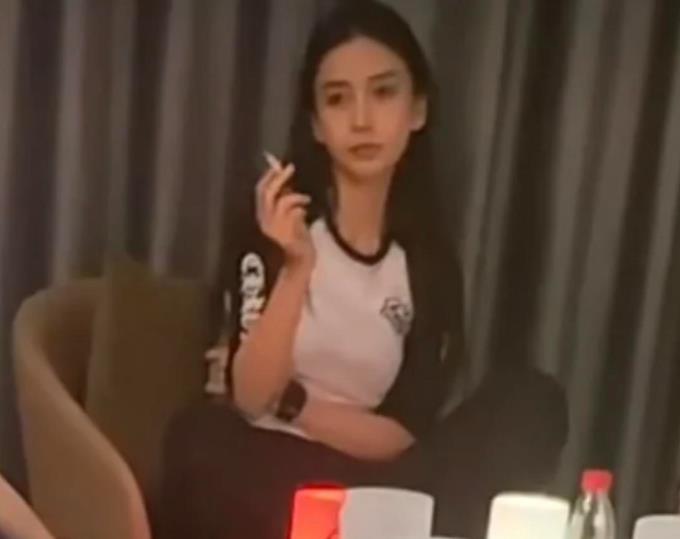 Angelababy|杨颖好友聚会状态曝光，手指夹烟无女明星包袱，在场还有宋威龙