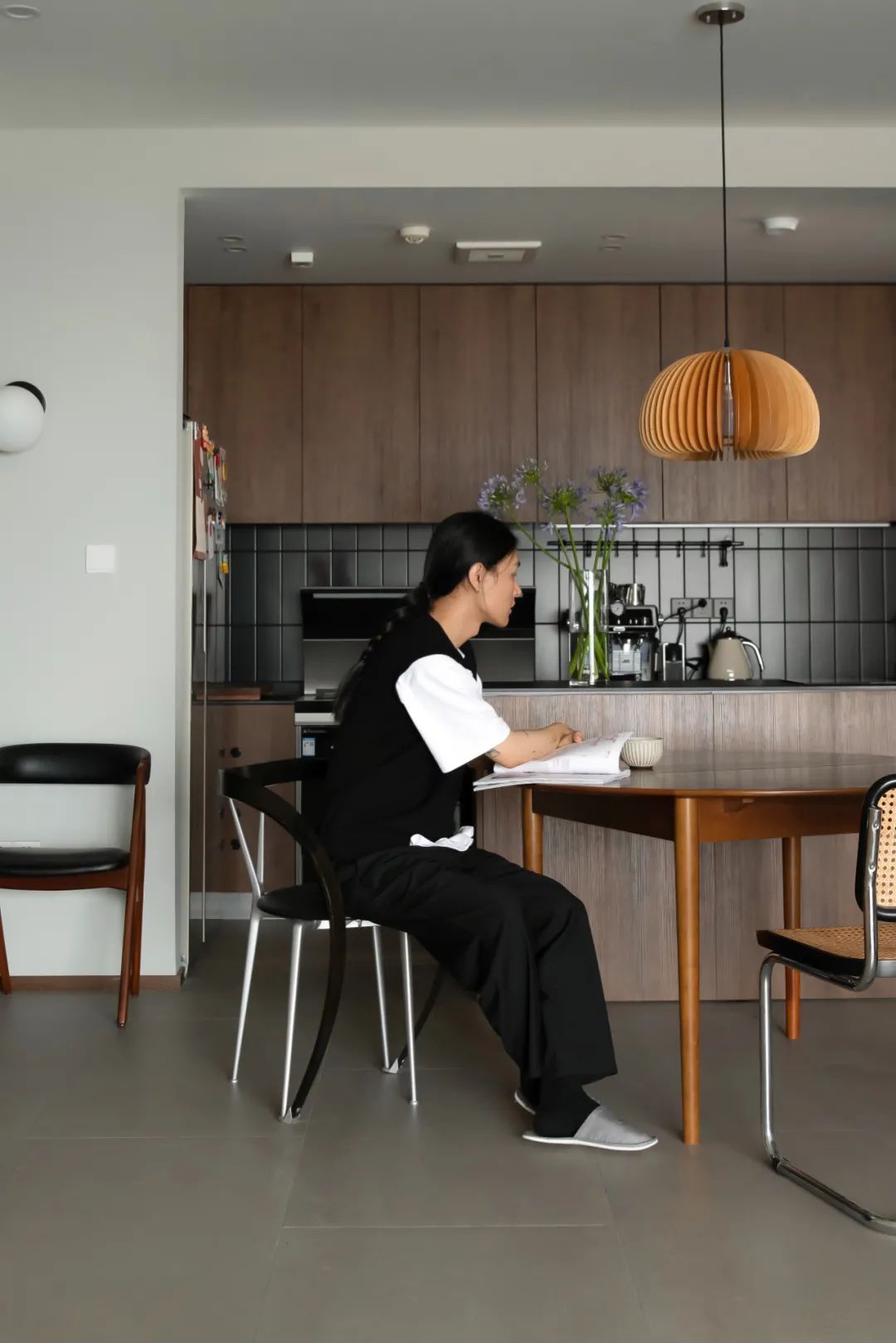 110㎡简约风,雾化壁炉+几何线条,简化空间功能,回归生活本质!