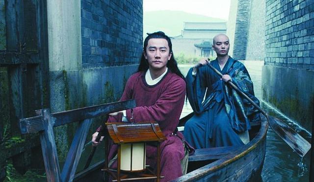 黄轩|三里屯偶遇黄轩拍戏，穿白T恤少年感十足，五官帅气被赞像高中生