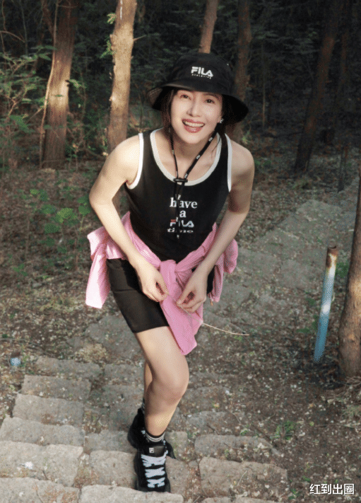 明星素颜|42岁高圆圆穿背心徒步登山，露一双白腿太惹眼，侧身曲线突出明显
