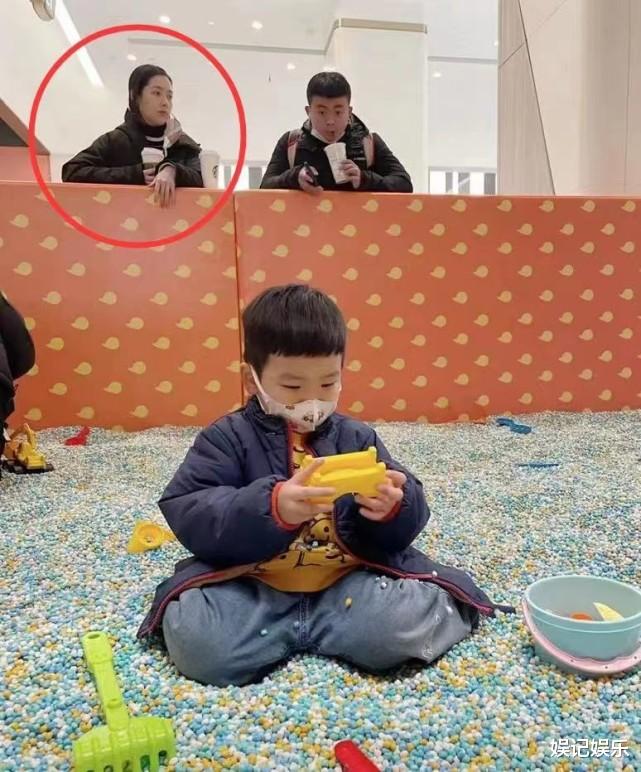 郭碧婷|郭碧婷挺大肚抱娃购物，cora有专人帮拿玩具，小公主超有排面