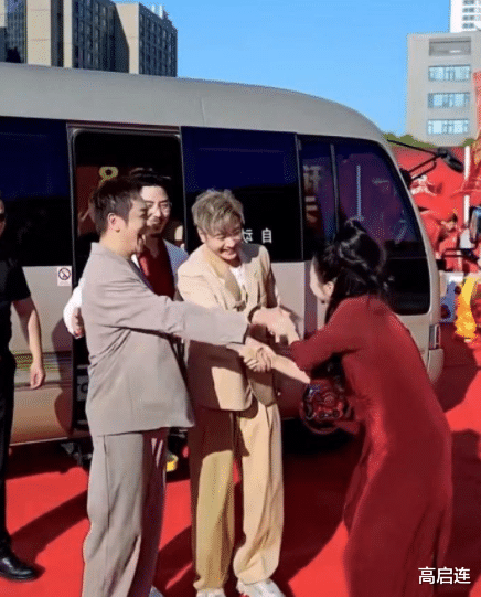 陈浩民|陈浩民孙耀威同台捞金,三伏天穿西装跳舞,网友直呼:明星跑龙套,皮不笑肉不笑!