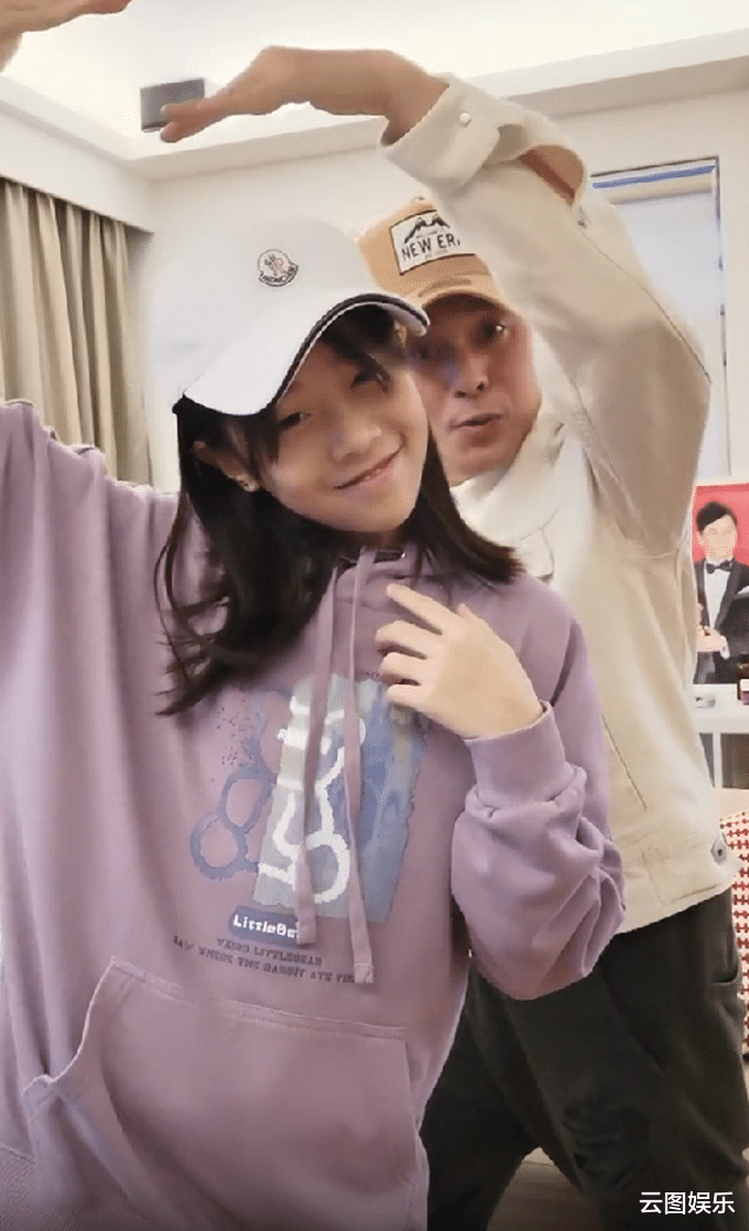 王思懿|曹永廉父女罕同框，57岁冻龄有术似小伙，10岁女儿太像外公姜大卫