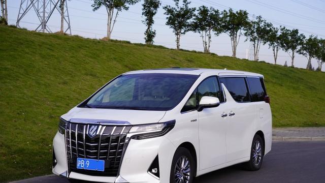 开惯了埃尔法，换成48.99万岚图梦想家，车主：中国人都被洗脑了