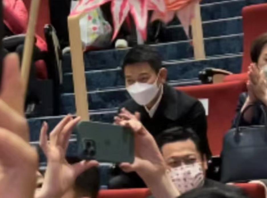 刘德华|刘德华朱丽倩现身女儿学校！情侣装很般配，女方拎6万包包显贵气