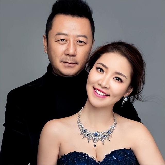 李燃|郭涛妻子李燃,嫁大15岁丈夫,婚后生两娃,一家四口幸福甜蜜