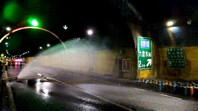 险!六盘水高速隧道内两车相撞......