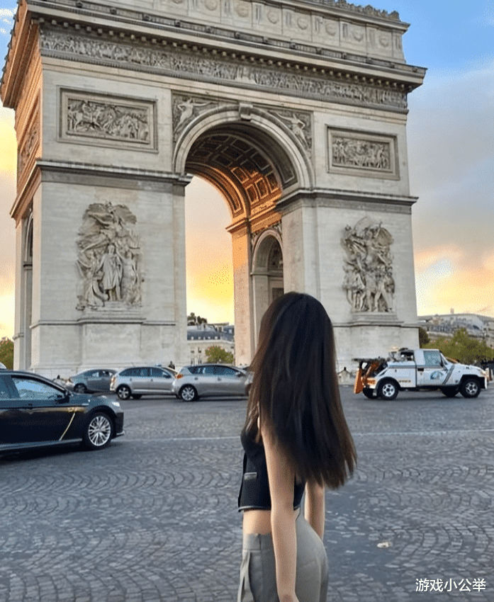 李嫣|李嫣打卡巴黎凯旋门,留学两年穿搭气质像模特,成王菲最美女儿