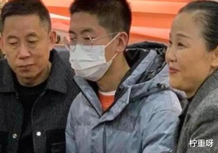 玩偶|孙海洋夫妇为孙卓庆生，弟弟孙辉为出镜煞费苦心，用玩偶遮挡头部