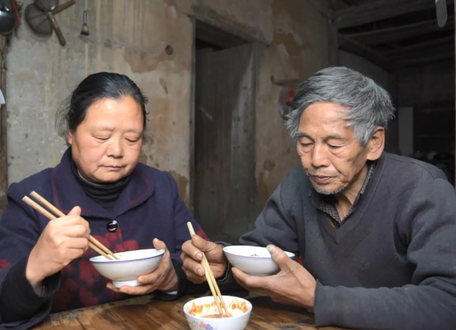 赛风|儿子从名牌大学毕业,老两口却强颜欢笑,“没想到他在画大饼”