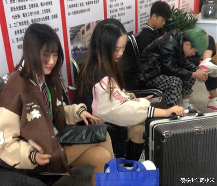 爱情|这就是爱情?广东一男子去工厂求职,女朋友当众帮他系鞋带