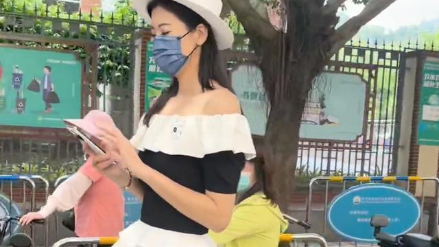 纪实：女子穿短裙接孩子放学，一旁的家长紧盯着美腿，若有所思