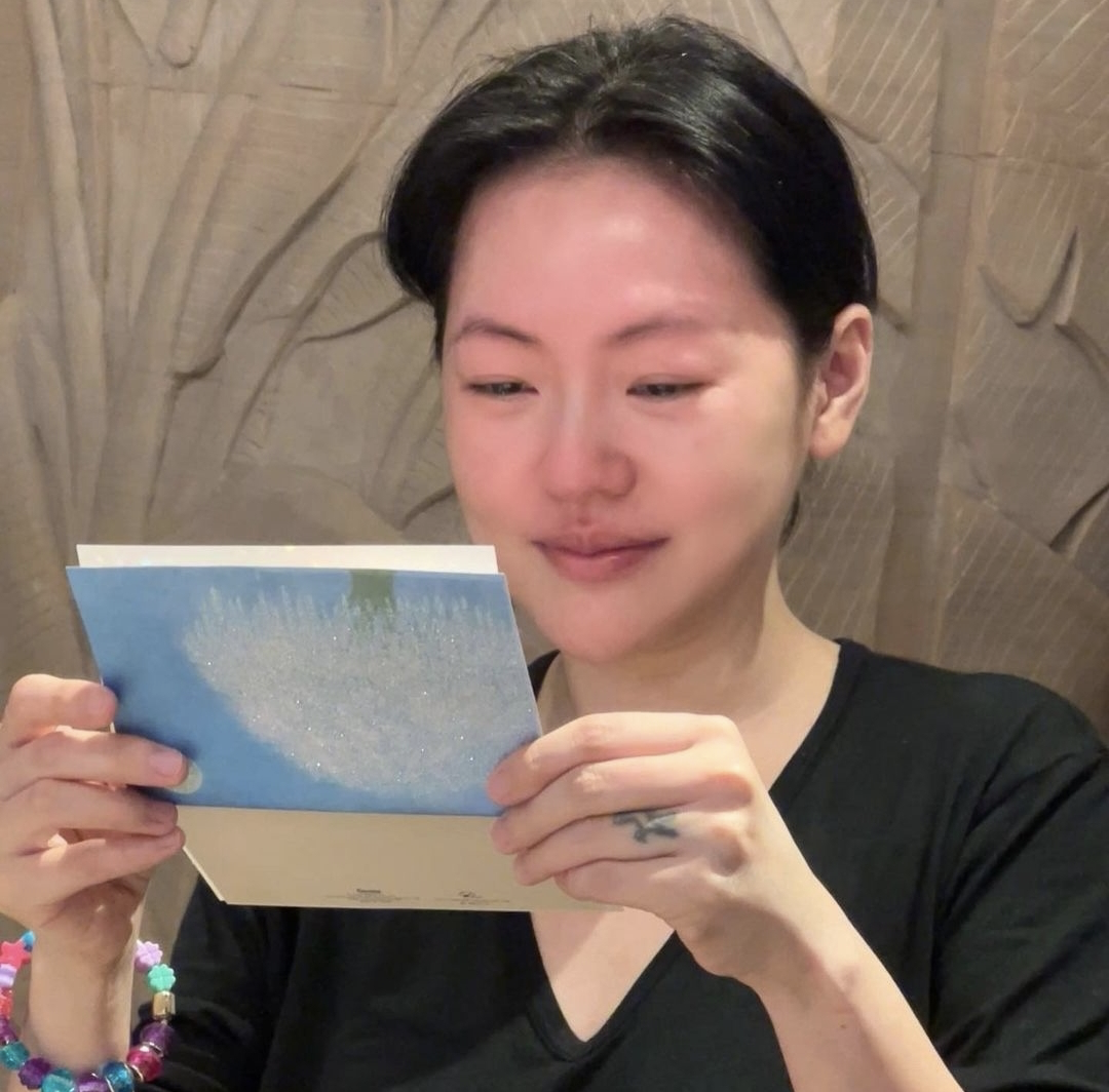 |小s母亲节收获礼物，被二女儿的手写卡片感动落泪，Lily文笔获赞