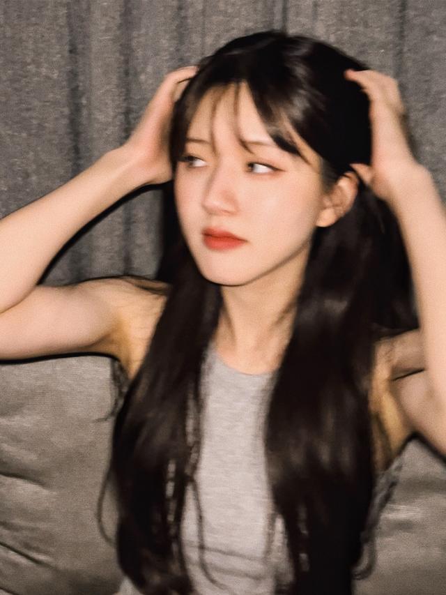 赵露思|赵露思灰色背心居家随拍,邻家小甜妹天花板