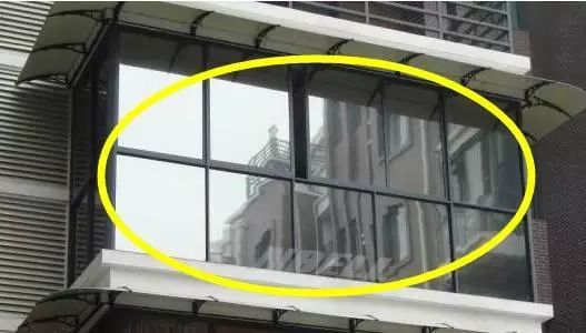 越来越多人都不装窗帘了,现在都流行这样弄,隔热又好看