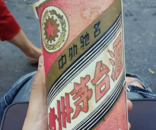 大街上高价收老酒,原来里面竟暗藏“猫腻”,行家:小心中计