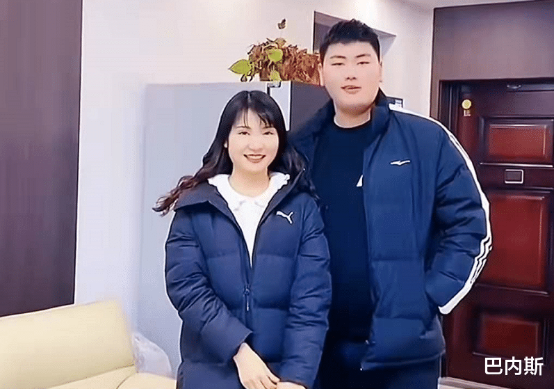 陈亚男|朱小伟身边又多了一位美女,两人态度亲密,被夸比陈亚男好看