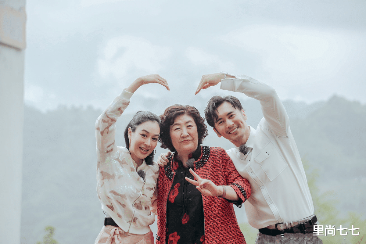 钟丽缇|钟丽缇和于正聚会真敢穿啊,穿露背裙趴桌子上玩手机,性感成主角