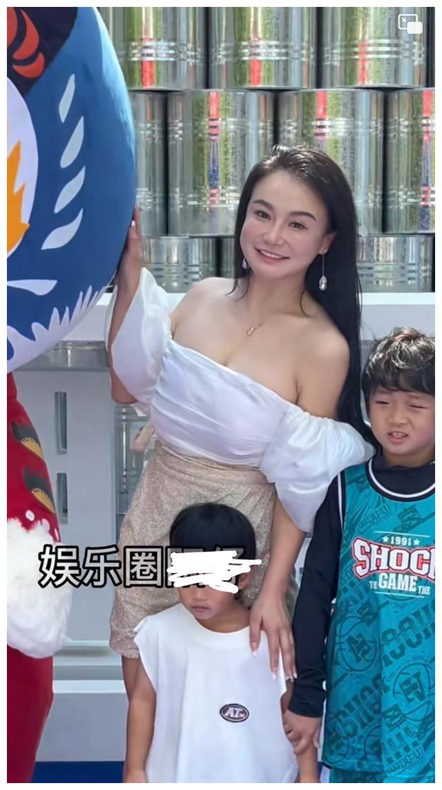 冉莹颖|冉莹颖穿衣引发网友不满，大面积露肩险走光，参加亲子活动不雅观
