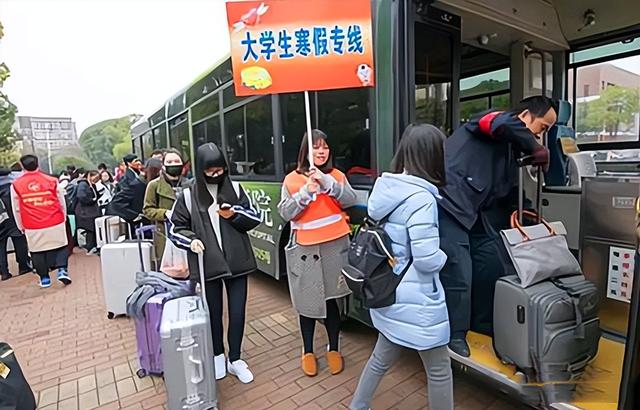 “你们想干什么啊?”18岁少女方舱内发出灵魂拷问,后续通报来了!