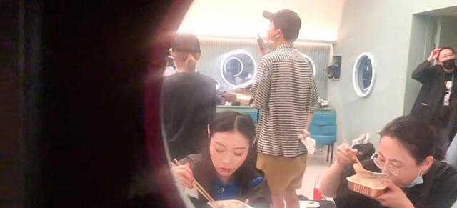 黄奕|徐梦桃在后台还在吃饭，黄奕坐姿狂放，张蔷和赵樱子聊天