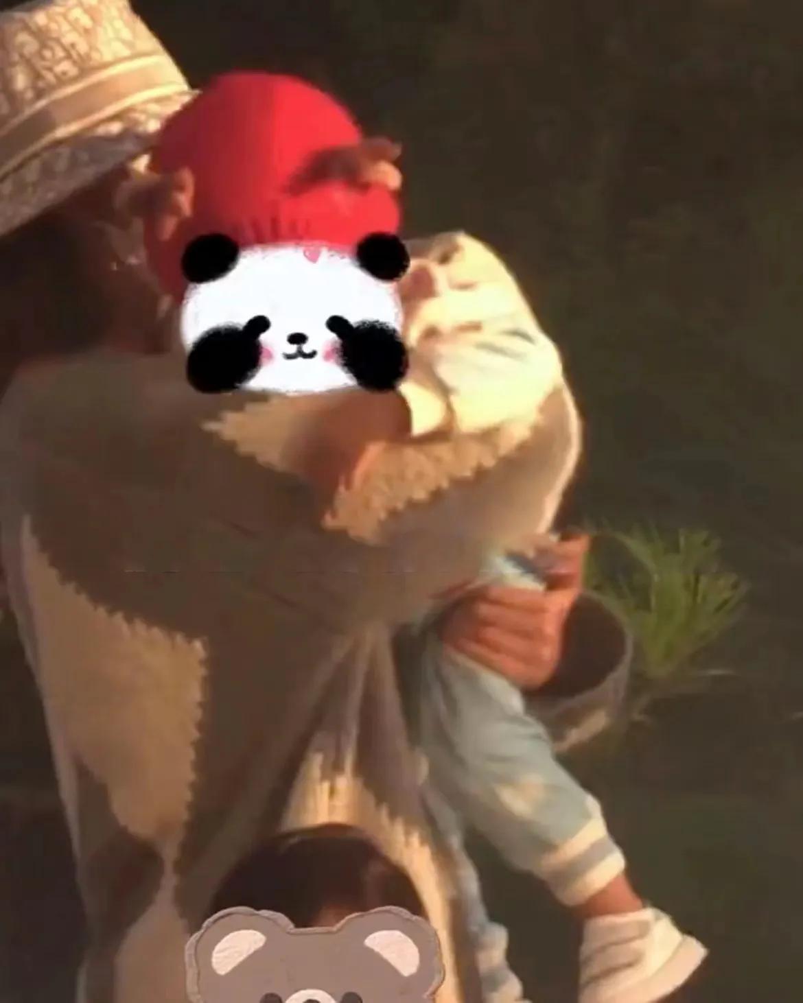 唐艺昕|唐艺昕带娃玩耍，母女俩互动有爱，2岁小樱桃模样很像爸爸张若昀