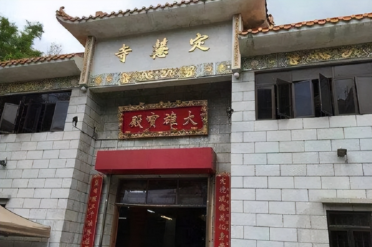 尼姑开豪车住别墅,和2个和尚结婚,被捕时屋里有黑丝假发