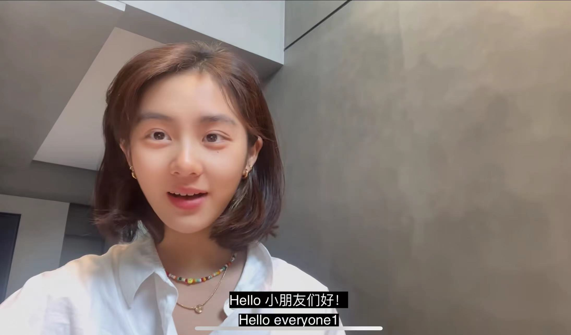 黄忆慈 黄磊大女儿黄多多近照太成熟！烫卷发打5个耳洞，红唇瓜子脸似陈德容